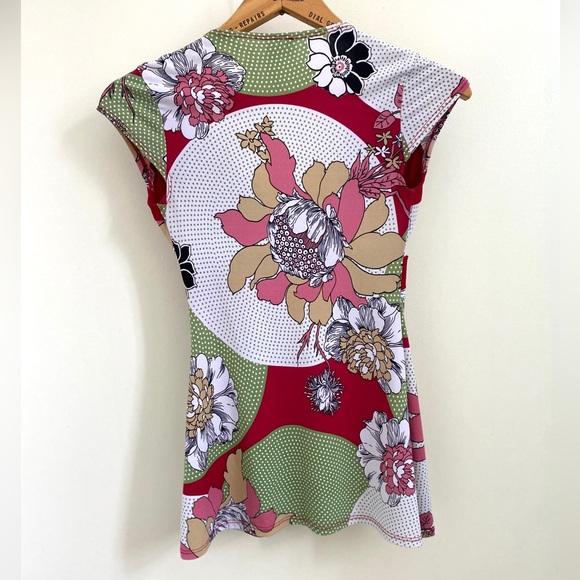 Floral fitted top with cap sleeves - Picture 2 of 3